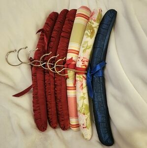 6 cushioned hangers